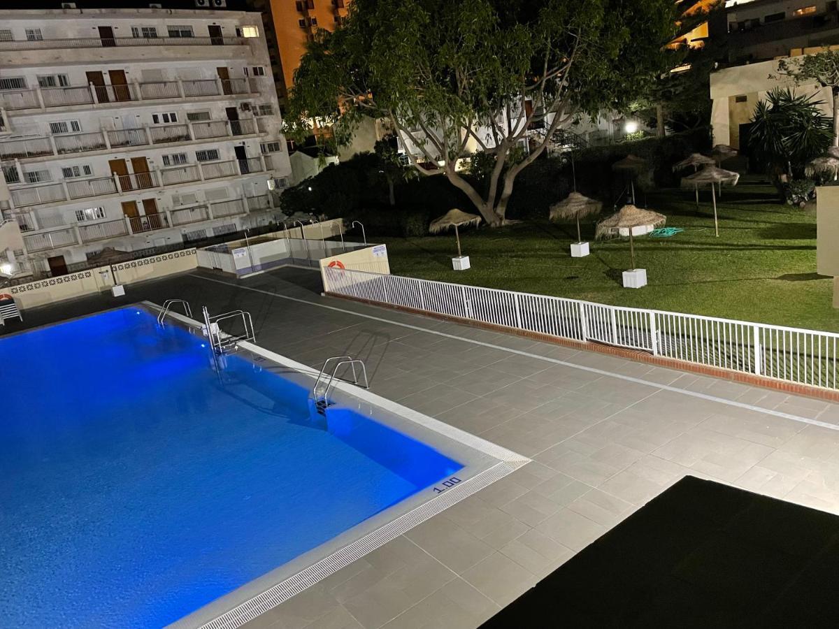 Apartamento Totalmente Reformado Con Piscina Y Jardines Al Lado De La Playa De La Carihuela Torremolinos Exterior photo