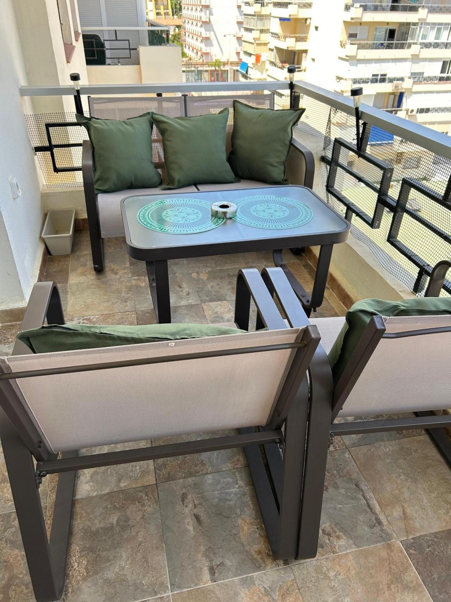 Apartamento Totalmente Reformado Con Piscina Y Jardines Al Lado De La Playa De La Carihuela Torremolinos Exterior photo