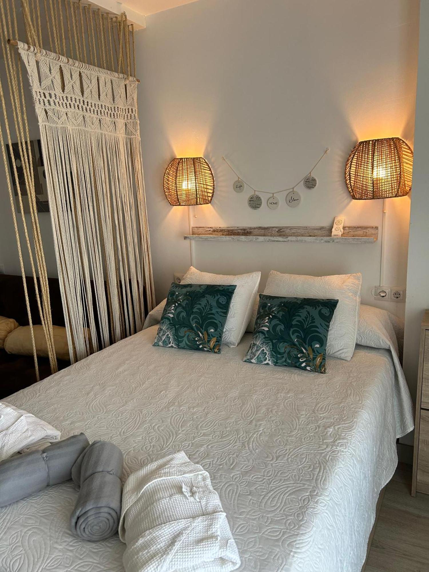 Apartamento Totalmente Reformado Con Piscina Y Jardines Al Lado De La Playa De La Carihuela Torremolinos Exterior photo