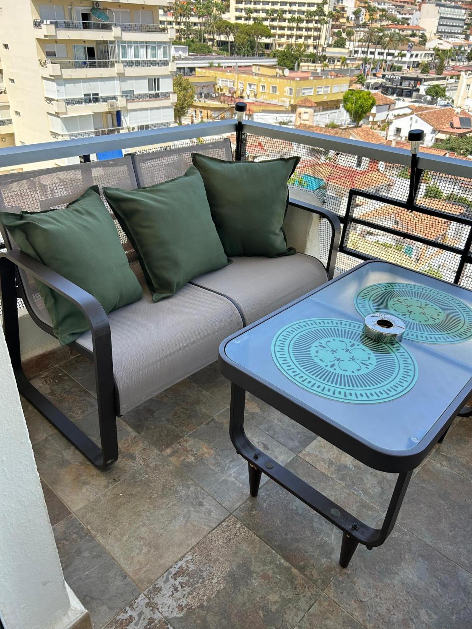 Apartamento Totalmente Reformado Con Piscina Y Jardines Al Lado De La Playa De La Carihuela Torremolinos Exterior photo